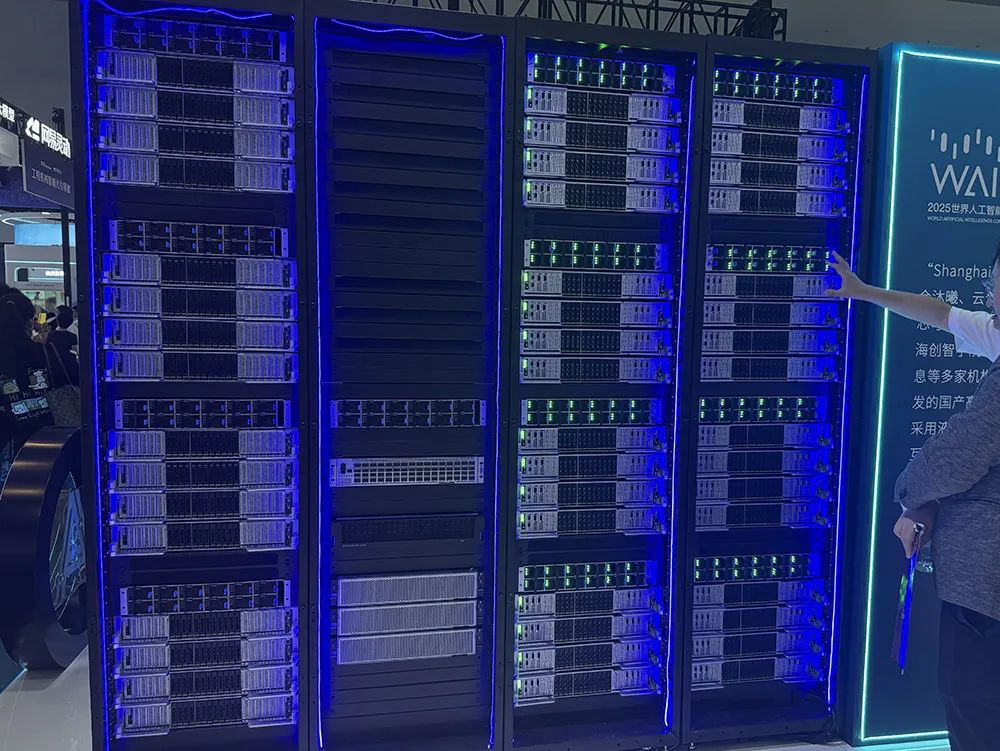 人工智能大会盛况空前 软硬件技术深度解析与未来展望